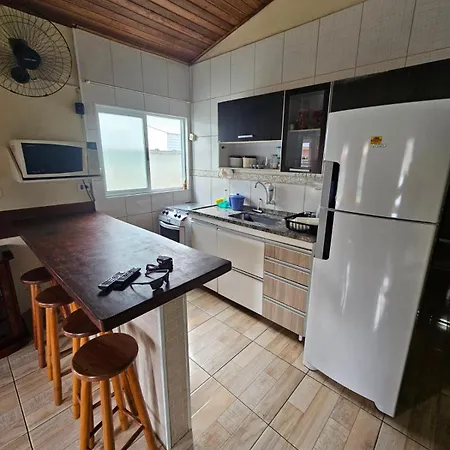CASA 2 DORM em CONDOMINIO 250 Mts PRAIA MARANDUBA Com CHURRASQUEIRA 02 Vagas Garagem com Wifi Gratis-3